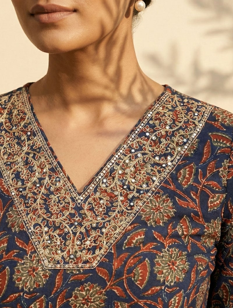 trueBrowns Blue Floral Print Embroidered V-Neck Kurta Pant Dupatta Set - Image 4